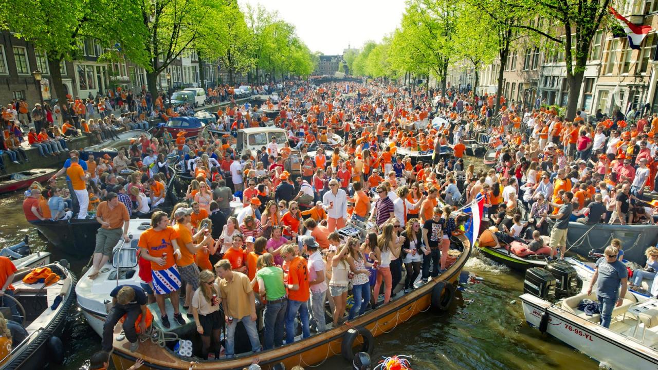 Amsterdam regina koninginnedag canali kingsday arancione klm tinge logitravel nisan doğum günü